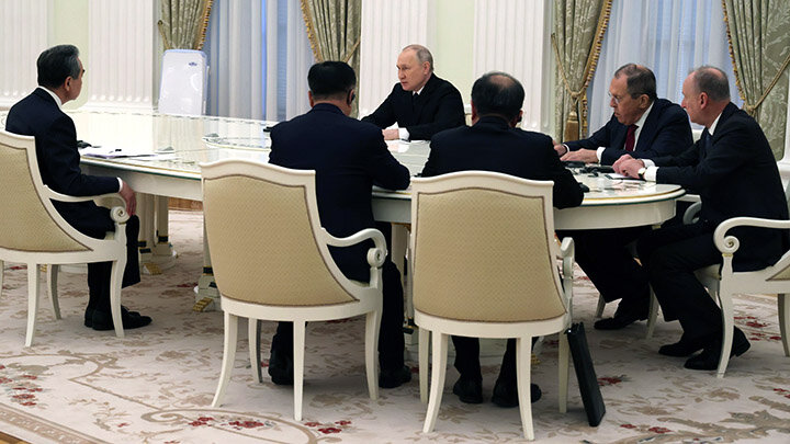 ВСТРЕЧА ВЛАДИМИРА ПУТИНА С ВАН И. С РОССИЙСКОЙ СТОРОНЫ В ПЕРЕГОВОРАХ ПРИНЯЛИ УЧАСТИЕ СЕРГЕЙ ЛАВРОВ И НИКОЛАЙ ПАТРУШЕВ, С КИТАЙСКОЙ – ЧРЕЗВЫЧАЙНЫЙ И ПОЛНОМОЧНЫЙ ПОСОЛ КНР В РФ ЧЖАН ХАНЬХУЭЙ И ЗАММИНИСТРА ИНОСТРАННЫХ ДЕЛ ДЭН ЛИ. ФОТО: АНТОН НОВОДЕРЕЖКИН/ТАСС/KREMLIN.RU
