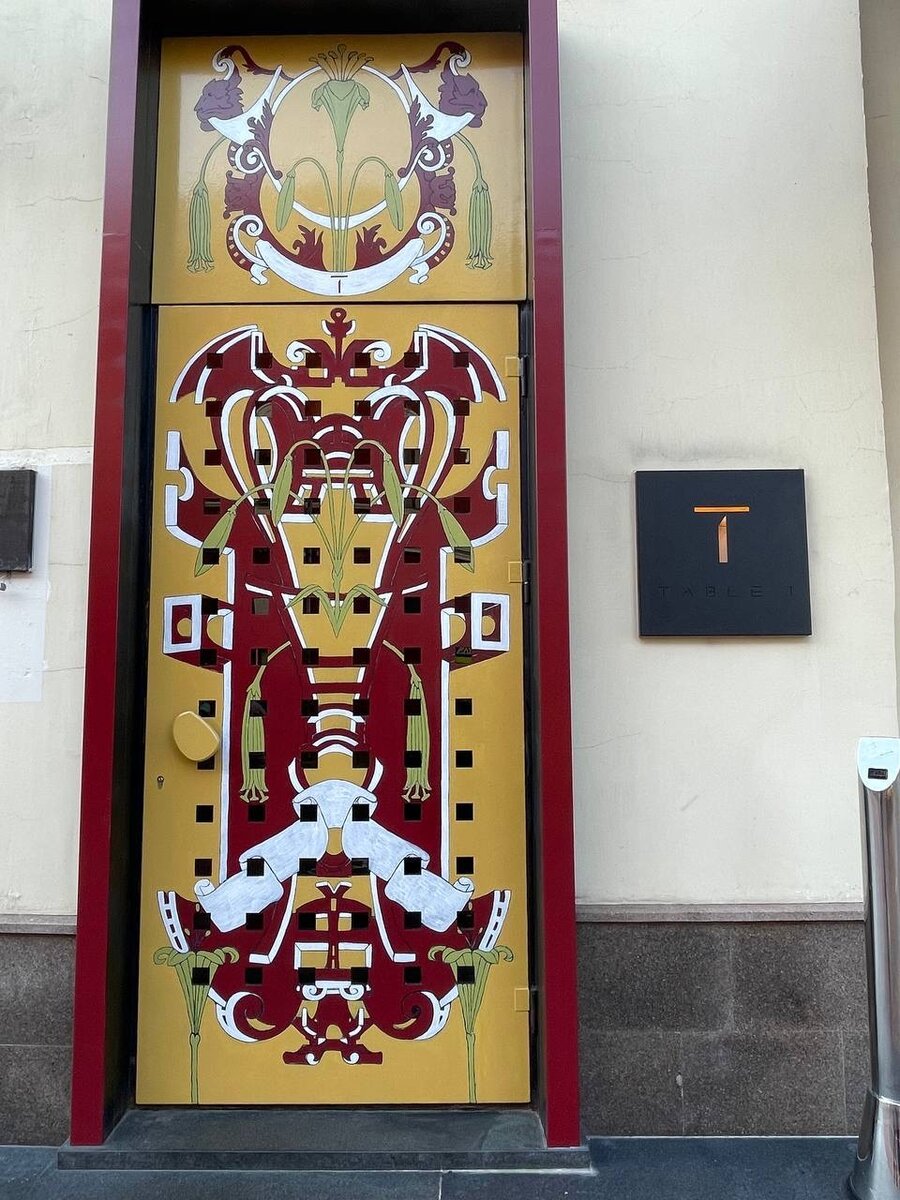 Эффектная входная дверь