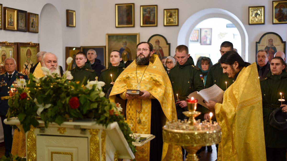 Духовенство Свято-Преображенского храма г. Геленджик, и на молебне присутствуют ребята военные 