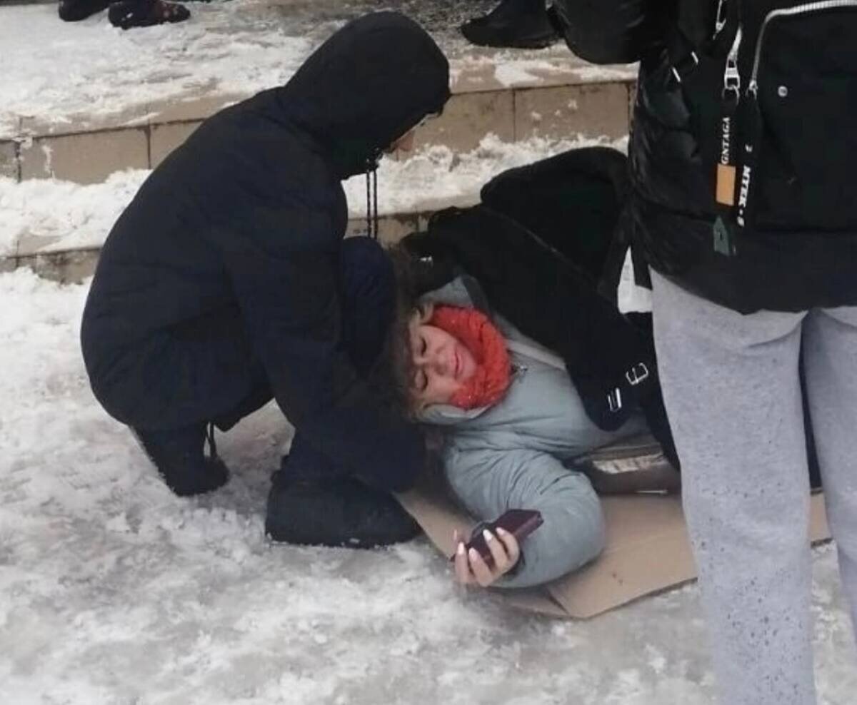    Добрые люди помогли женщине, упавшей на льду перед магазином avchernov