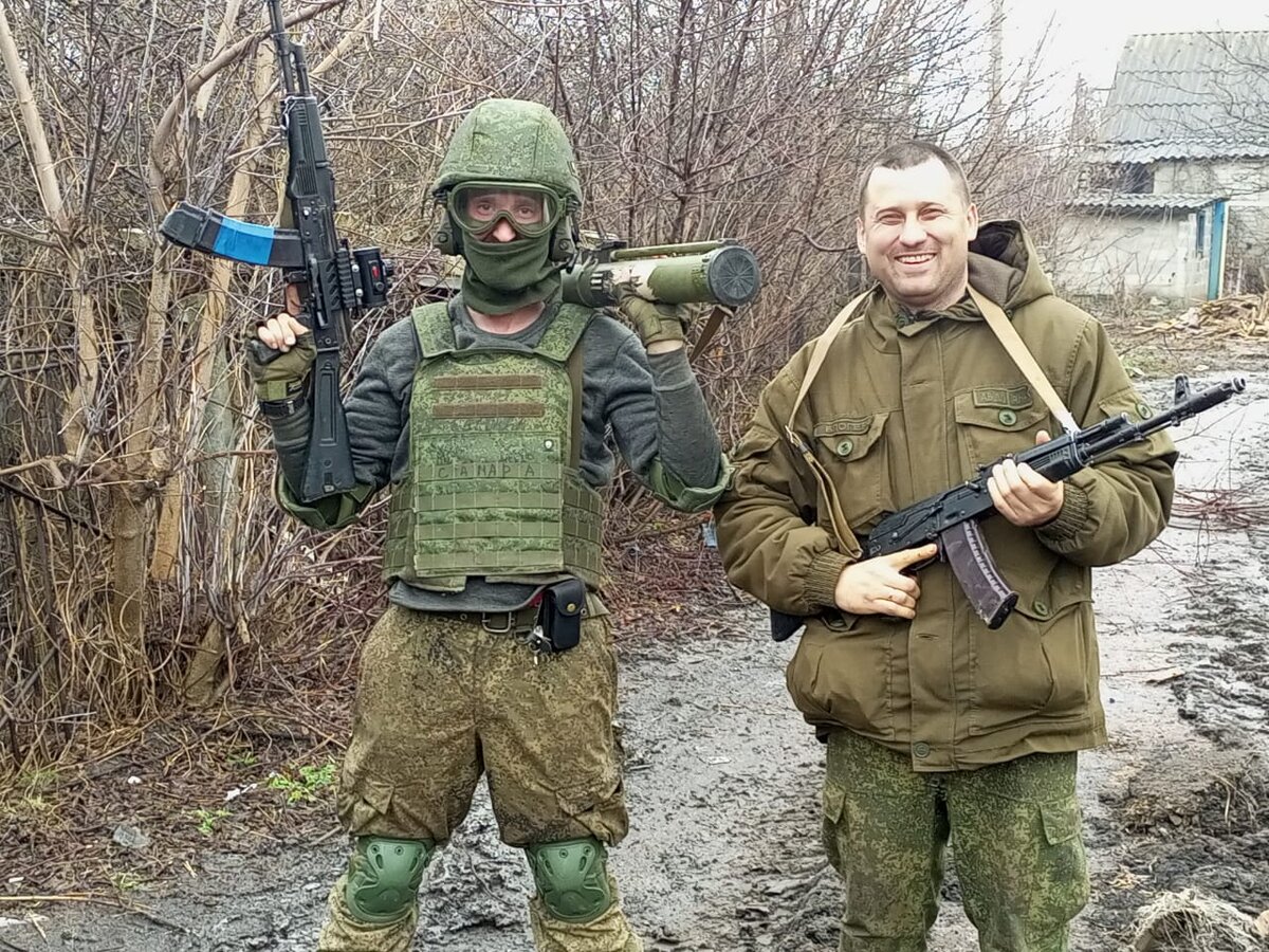 Автор справа радуется, что соскочит в марте))). Фото - январь 2023 года. Слева - командир моего расчёта Серёга. Пост о нём напишу в ближайшее время. 