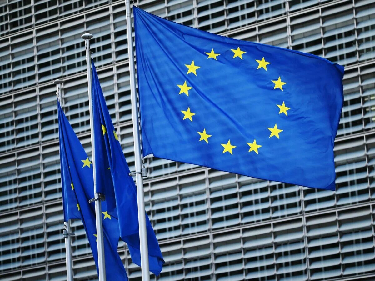 Флаги с символикой Евросоюза у здания Еврокомиссии в Брюсселе© РИА Новости / Алексей Витвицкий