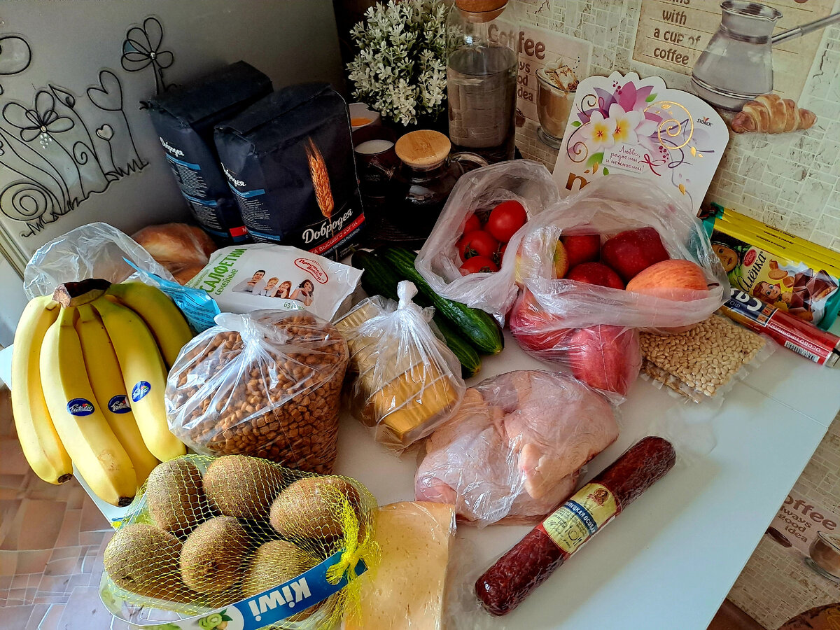 Кедровые орехи снова по 150 рублей. Мы ещё не доели одну пачку из предыдущей их закупки, но взяла ещё