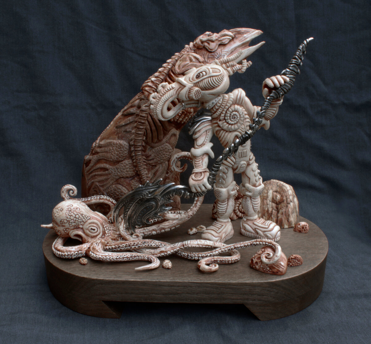 «Homo Monstrous» (бивень мамонта, серебро; высота скульптуры 26 см, длина 36 см; подставка - дуб, длина 37 см, высота 5,6 см, ширина 21 см; 2020 год) Маргарита Бородина мл.