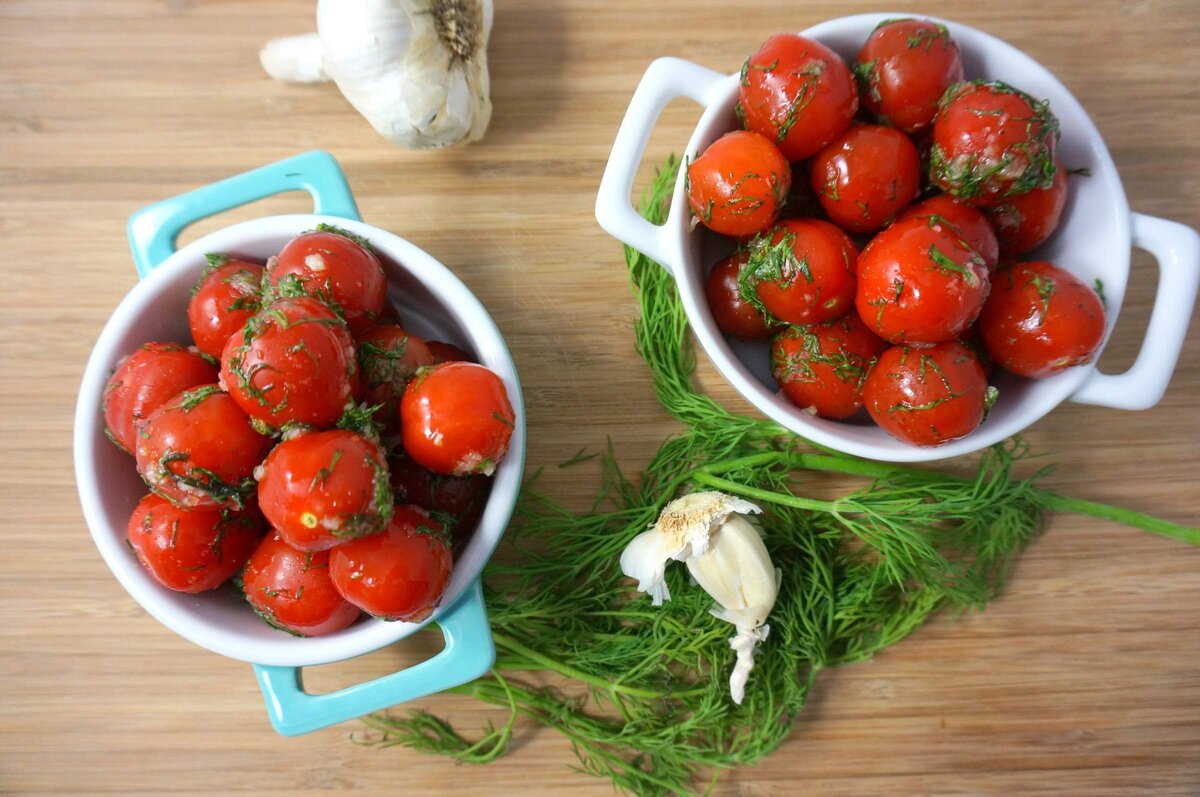 Маринованные помидоры черри быстрого приготовления с чесноком