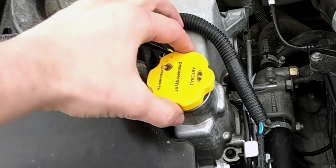 Как оценить состояние двигателя по маслозаливной горловине: хитрости мотористов