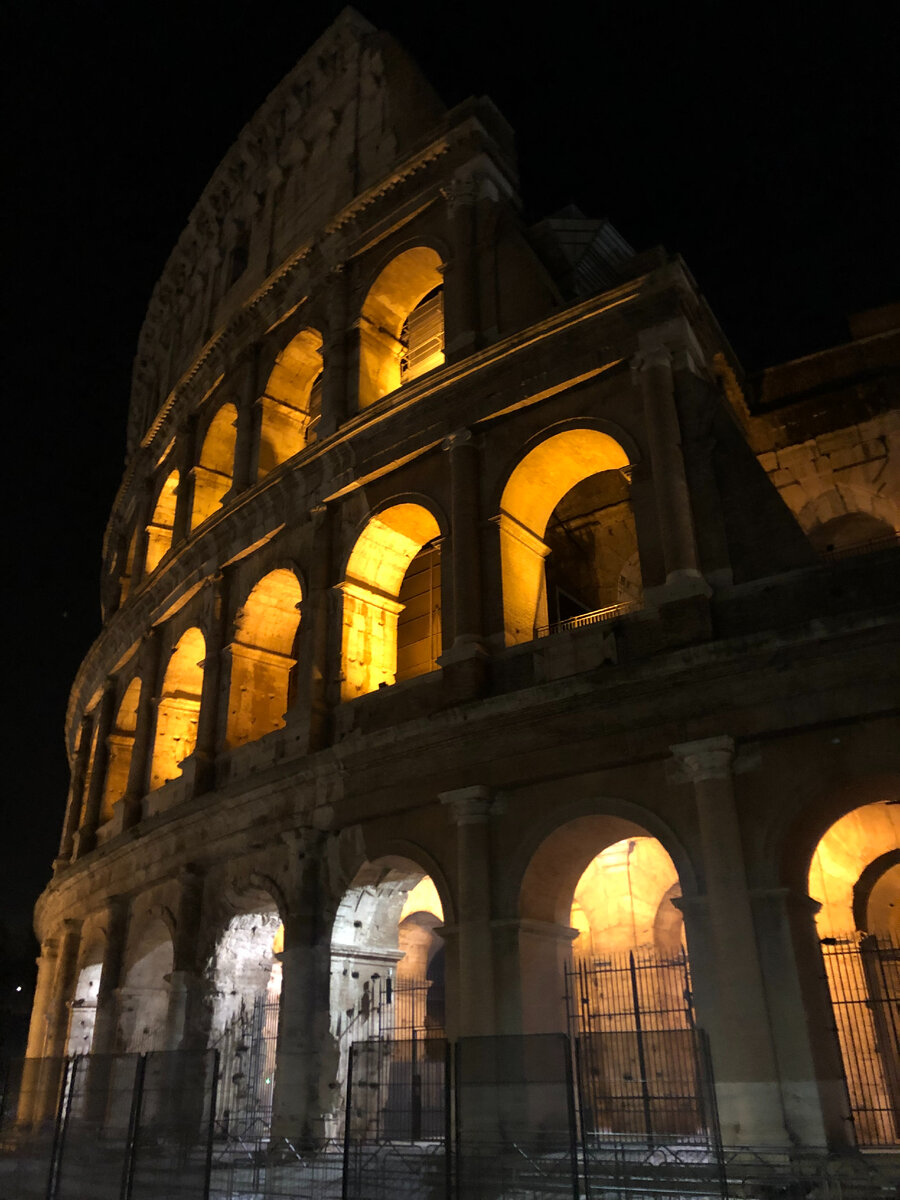 Вечерний колизей 28 декабря 2022. Фото из архива автора.