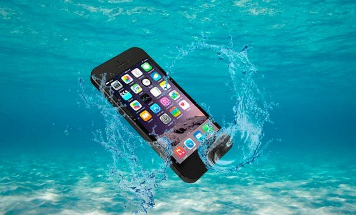 Водный телефон. Телефон в воде. Iphone в воде. Смартфон под водой. Смартфон утонул.