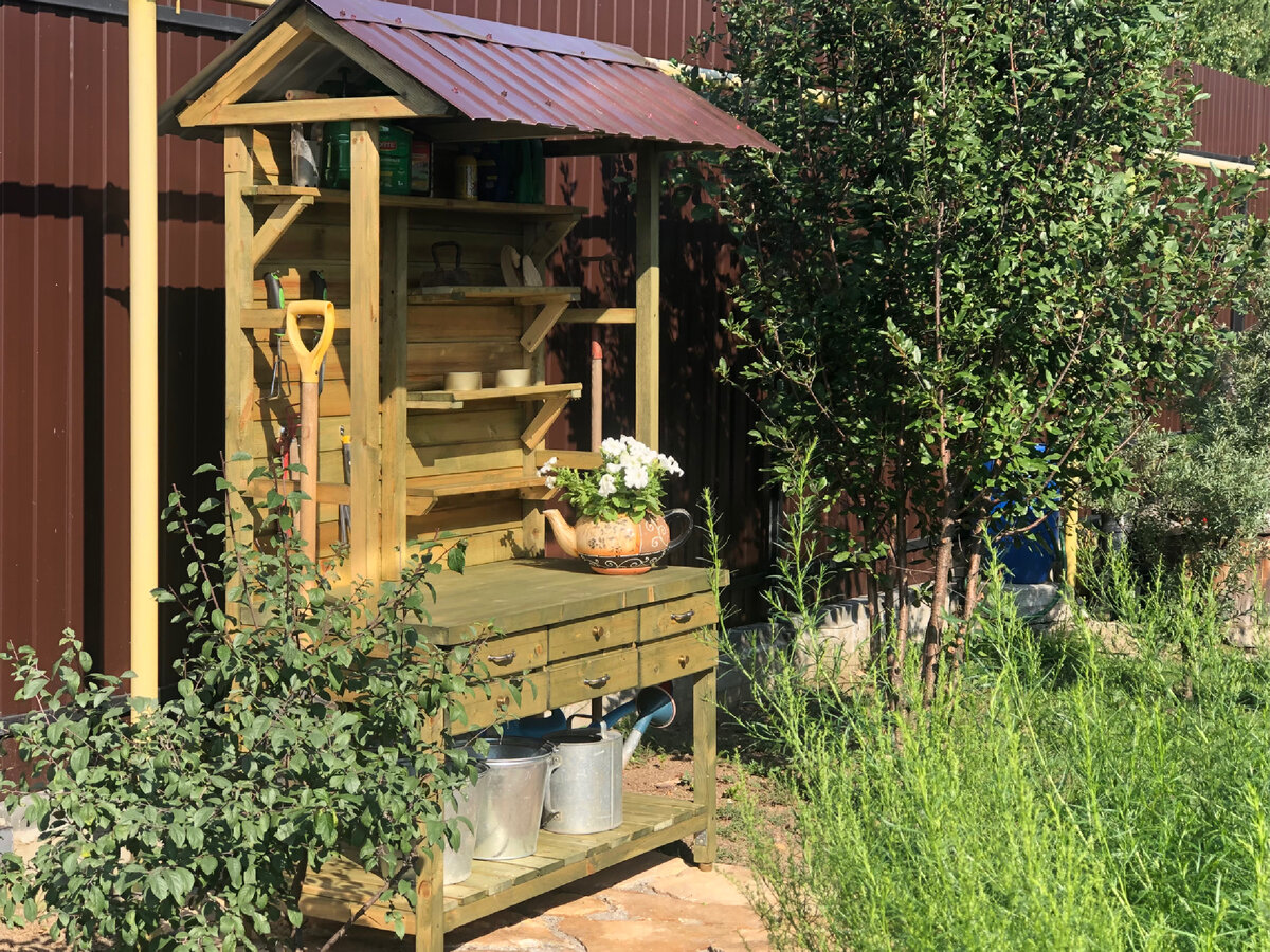 А еще есть всякие мелочи типа скамеечек в нужных местах или детской игровой площадки. Я уже молчу про разные изыски типа стола садовода или высоких грядок…