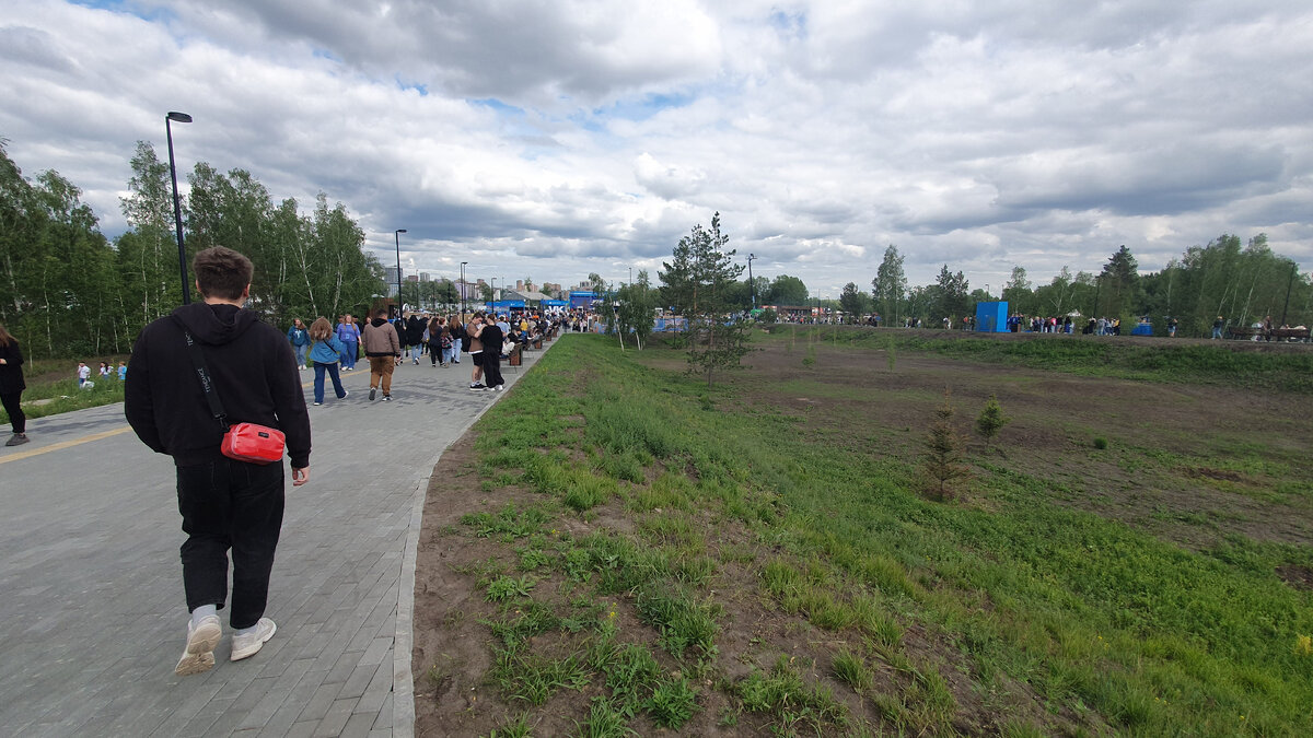 Сегодня у меня буквально было время с 16 часов до 18:30 . Достаточно все организованно на входах , работают волонтеры, которые помогают сориентироваться.