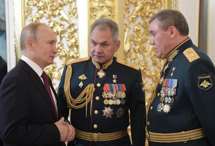 Главнокомандующий России Владимир Путин и его генералы (министр обороны РФ С. Шойгу и начальник Генштаба МО РФ В. Герасимов). 