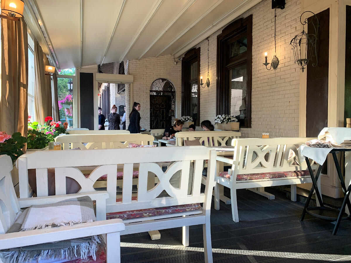 Веранда ресторана "Оджахури" в Химках