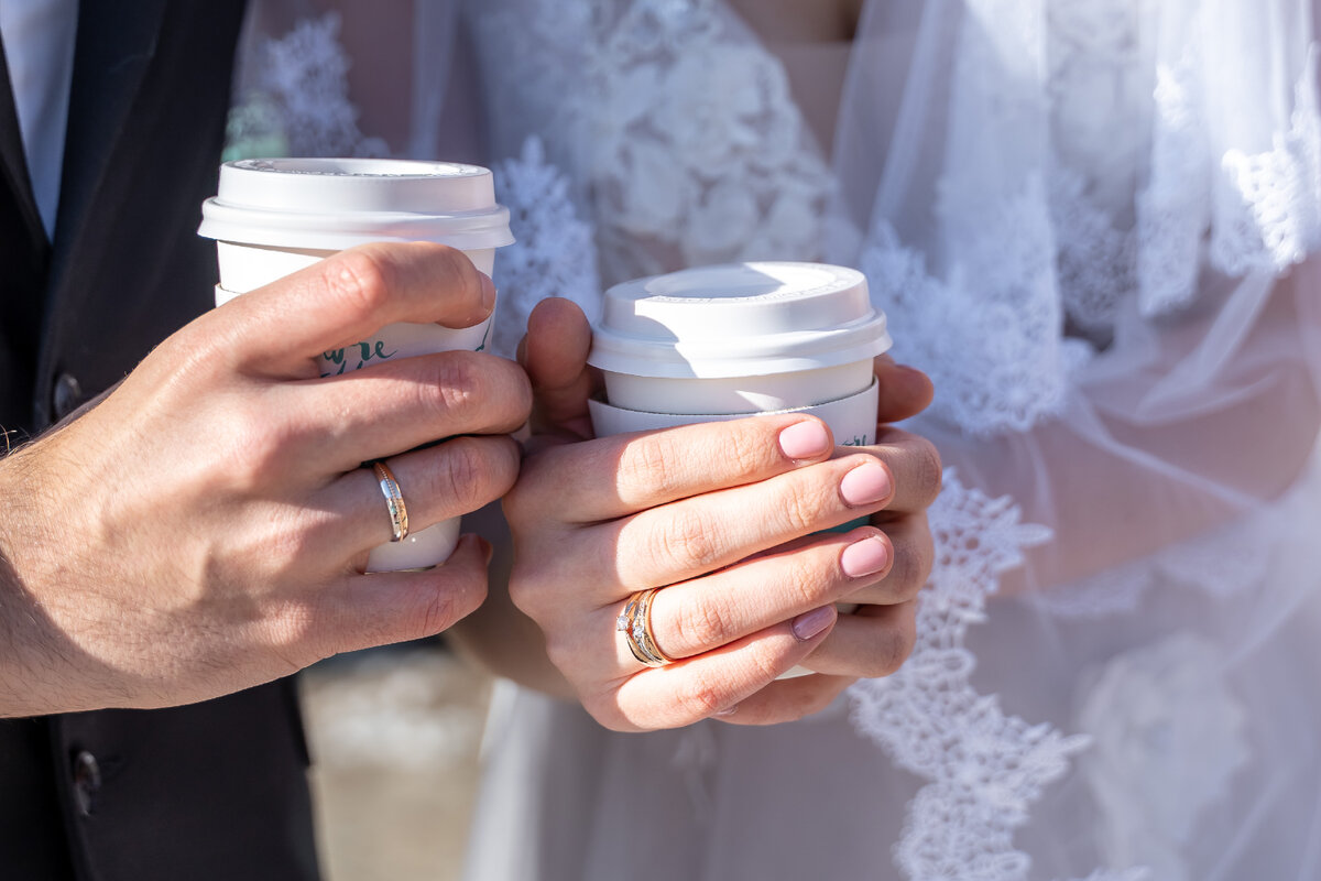 нижнее - помолвочное, верхнее - обручальное