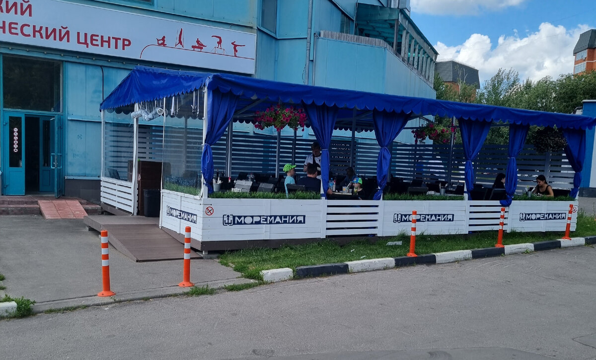 На фото: летняя веранда ресторана «Моремания» в Куркино