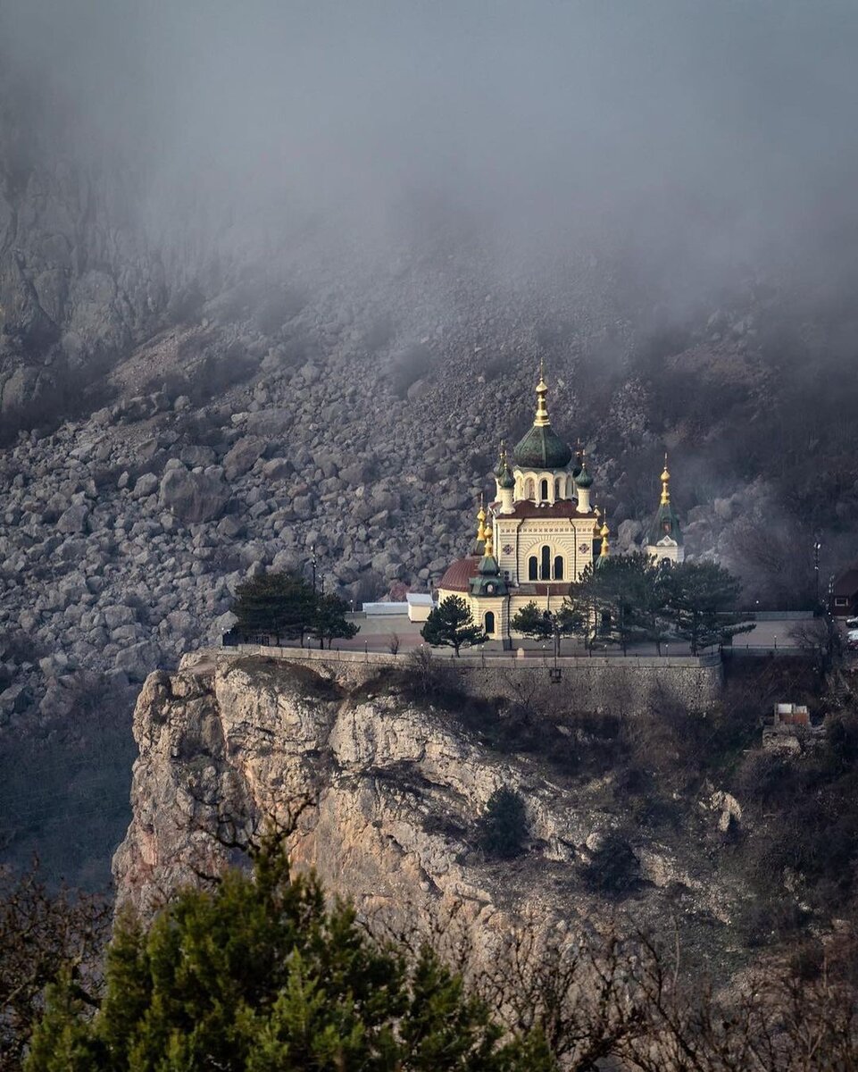 храм в форосе на скале