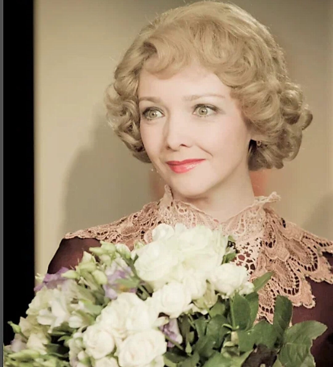 шатенка с голубыми глазами. она была невероятно красива. татьяна кузнецова актриса. она была невероятно красива. девушка на фоне водопада блондинка.