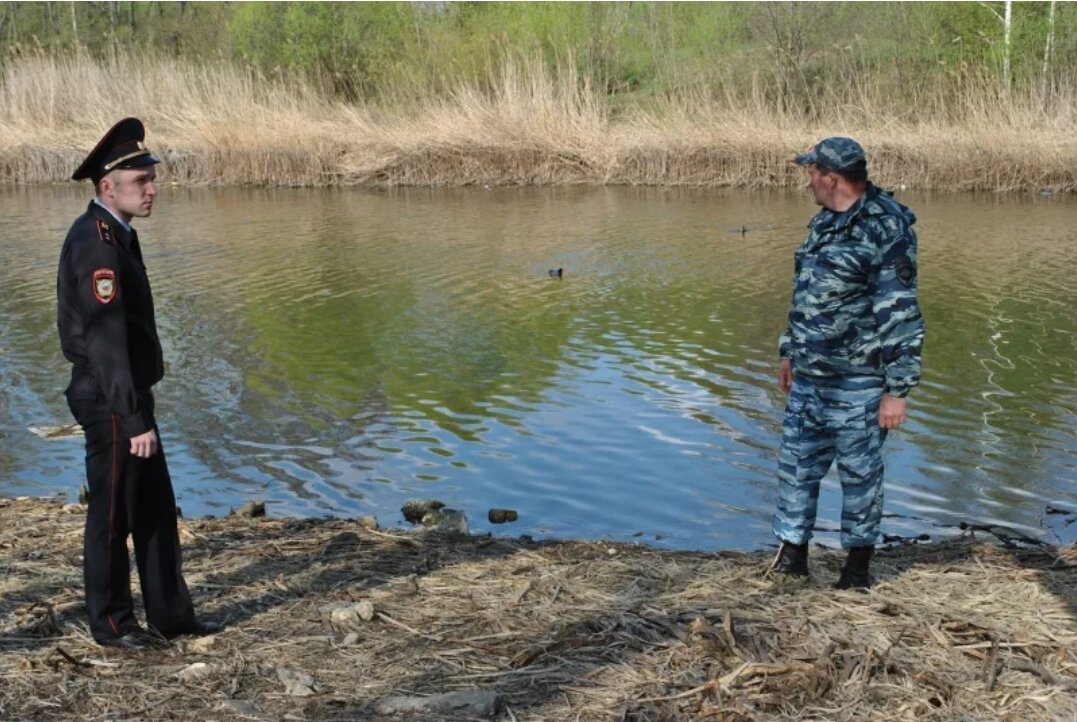 Полиция на берегу реки. Стража утонула в речке. Милиционер в воде фото. Река паника Тамбовская область.