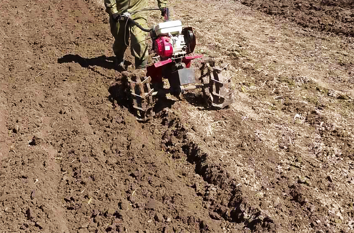 Вспашка земли после прохождения фрезой 