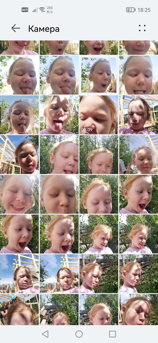 Язык она показывала потому что иргу ела, говорит хотела посмотреть какого он цвета ))