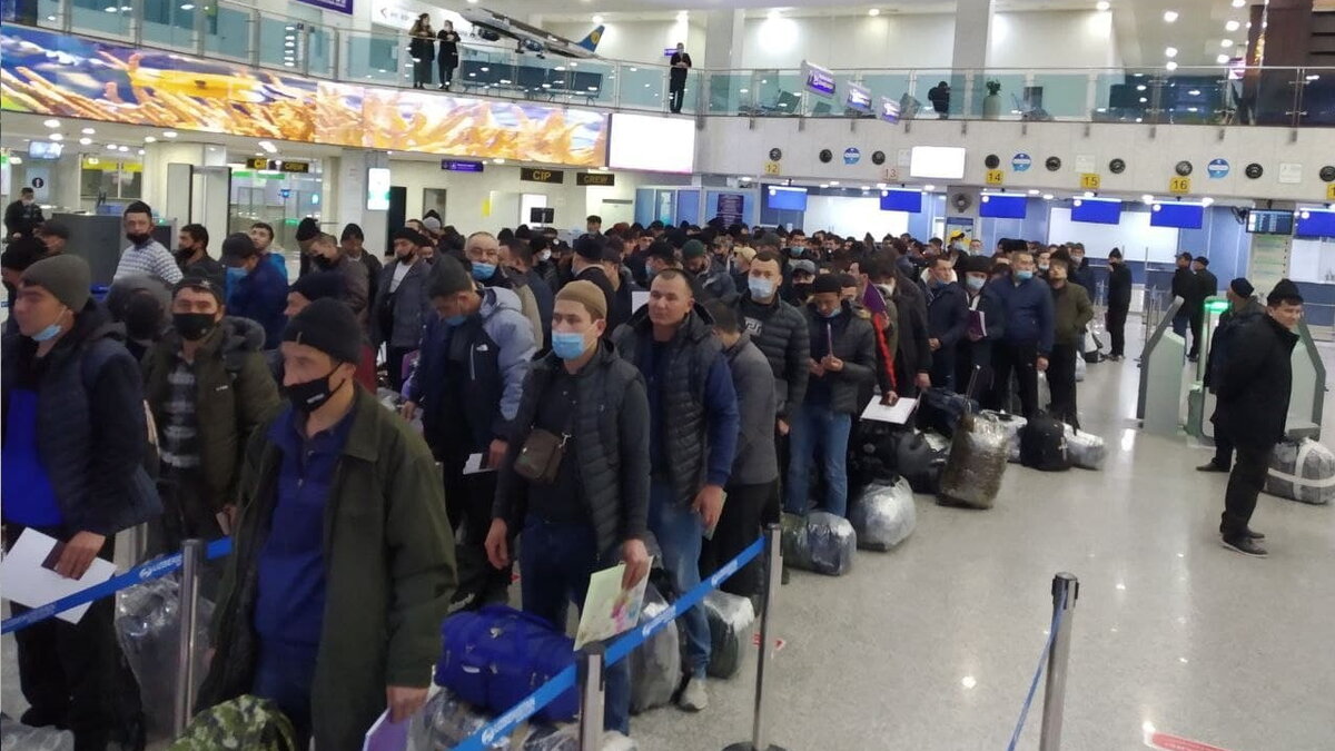 Узбекские мигранты в Аэропорту.