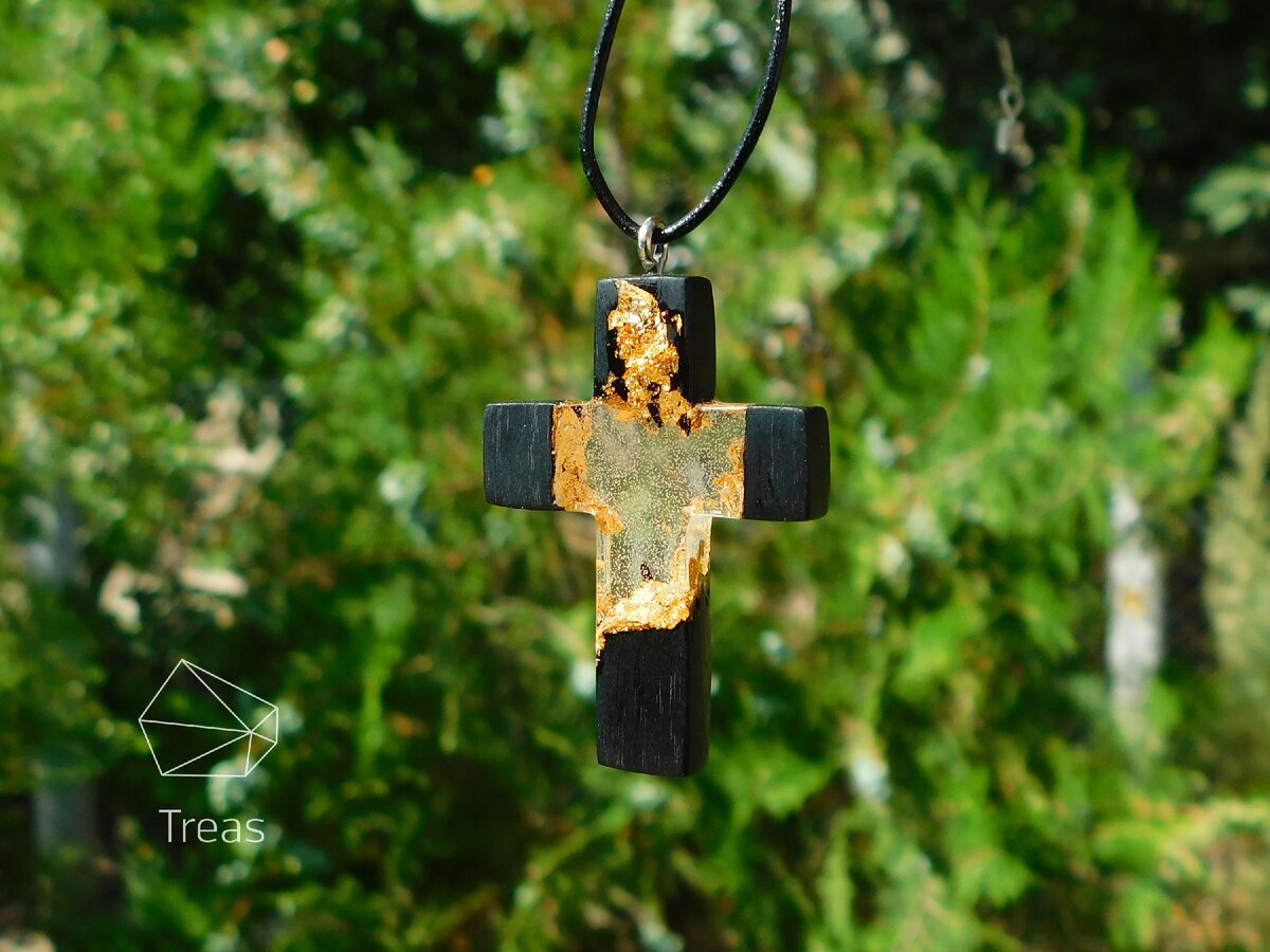 Крестик из дерева, смолы и потали для золочения.