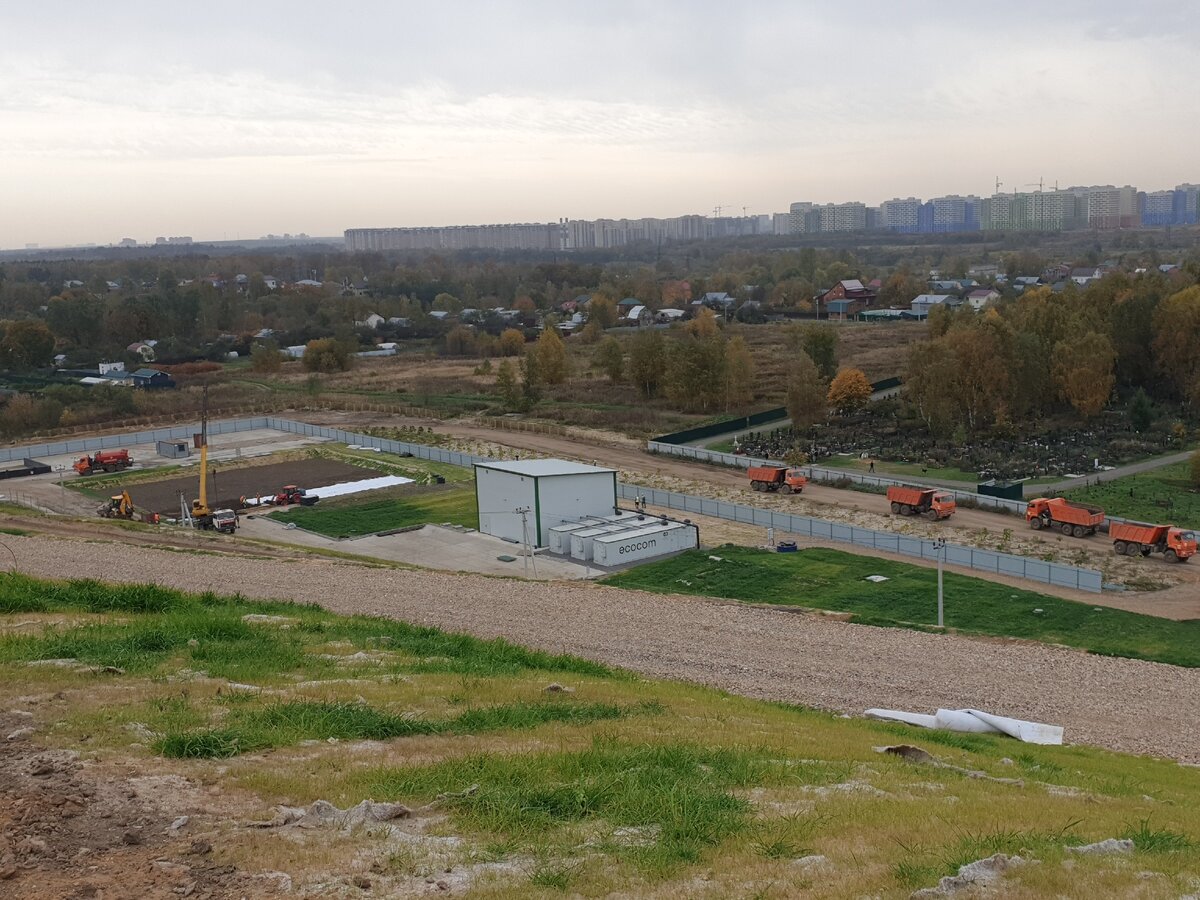 Очистные сооружения на полигоне "Кучино". Здесь будет обезвреживаться порядка 18 000 кубических метров фильтрата в месяц. Вид с третьей бермы. На горизонте - деревня Фенино и Люберцы.