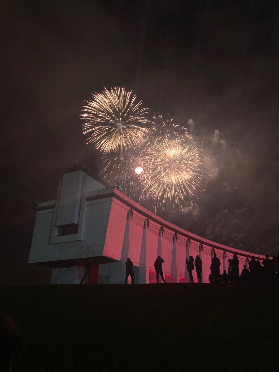 Праздничный салют за зданием музея