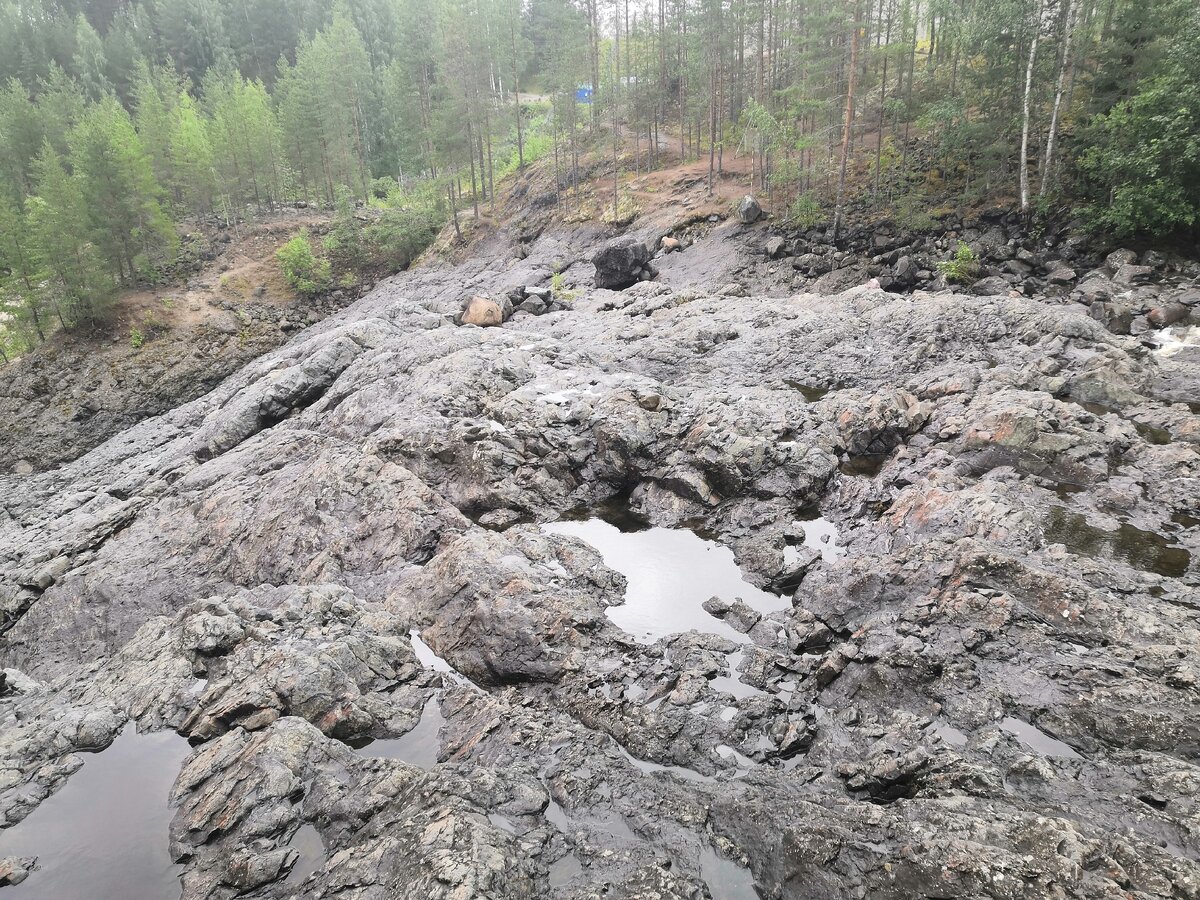 Окаменевшие протоки лавы.