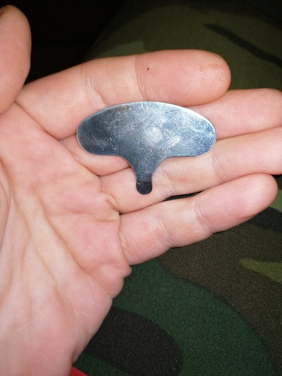 Вставляешь ключ в надпил и слегка поворачиваешь. Вуаля, орешек открыт! 