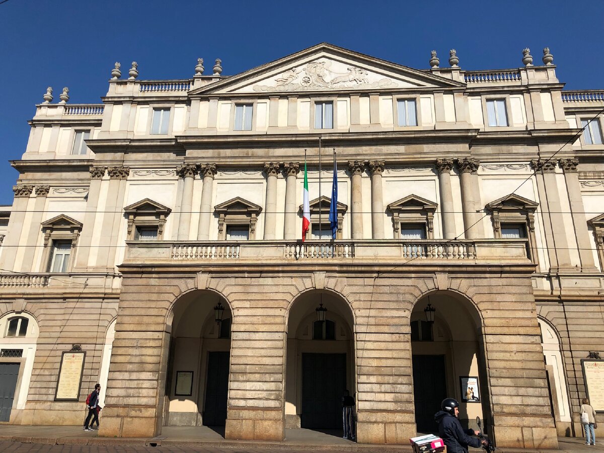 Вот именно под этими арками ходят официальные продавцы заветных  билетиков, именно тут их надо высматривать.