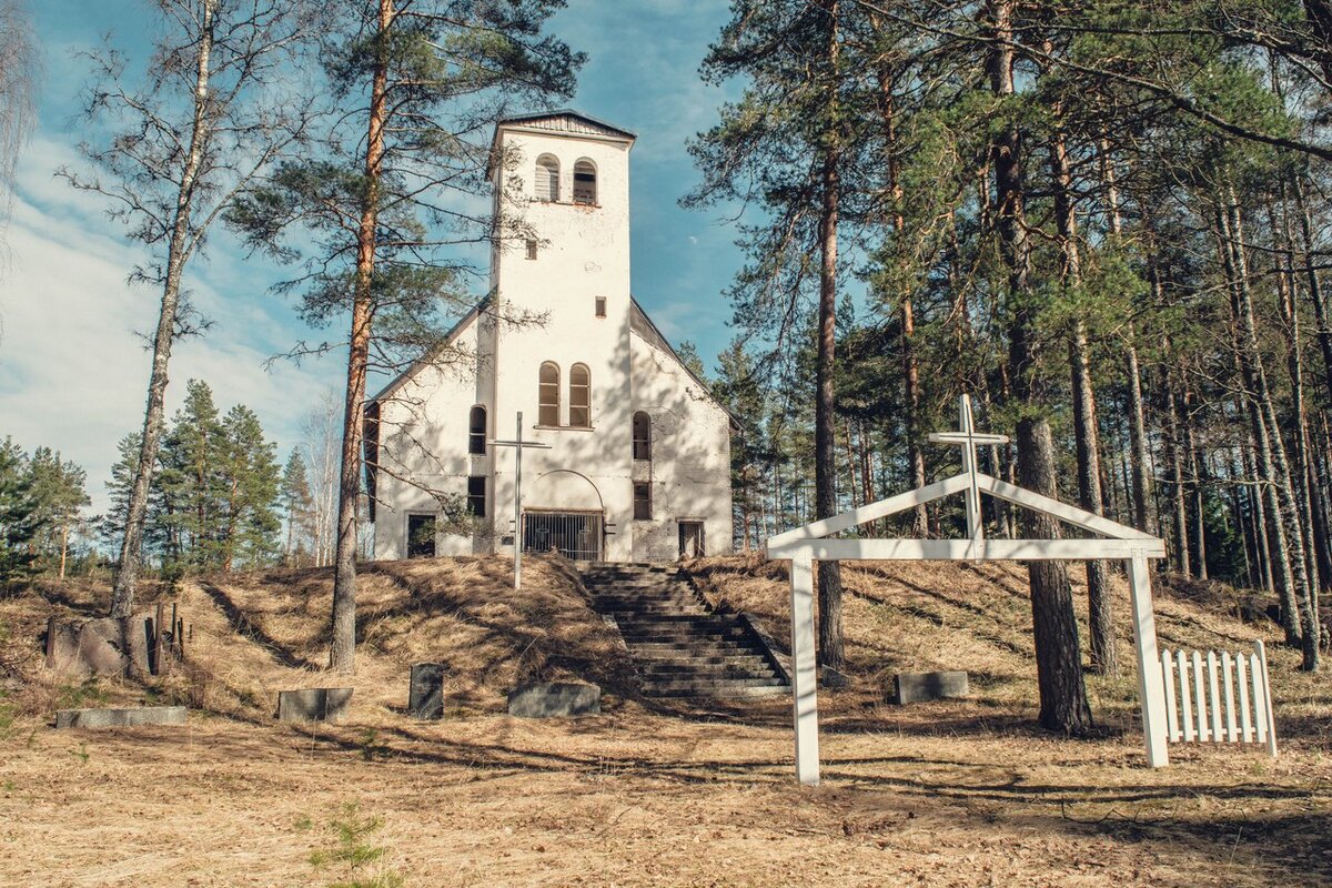 У подножья кирхи захоронения воинов