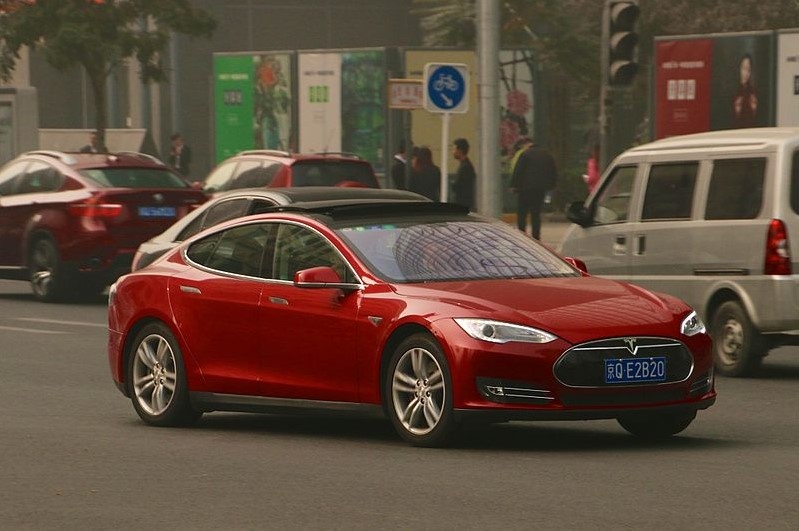 Автомобиль от компании Tesla, модель Model S