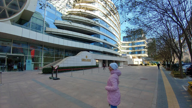 И почему музей во дворах спрятали?
