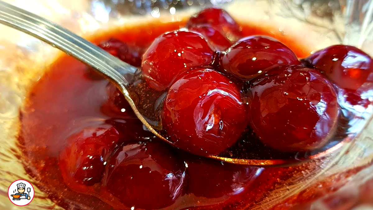 На 1 кг вишни берите 900гр сахара