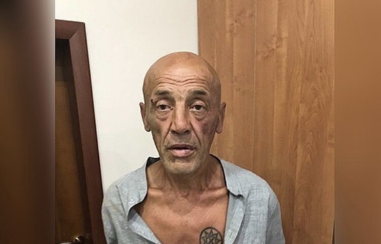 История о побеге 57-летнего Юрия Спарихина из суда в Новороссийске не дает покоя общественности уже несколько суток. Мужчина – опасный преступник-рецидивист. За его плечами убийство двух невинных маленьких девочек, изнасилование, кража. Все вместе потянуло на 42 года тюрьмы. Впервые на зону Спарихин попал в пятнадцать. Этим летом он освободился, но вскоре решил взяться за старое. В СУ СК по Краснодарскому краю рассказали, в чем опять обвиняется бывший зэк.
⠀
- По данным следствия, вечером 14 августа 57-летний фигурант во дворе одного из домов на улице Героев Десантников в городе Новороссийске подошел к 34-летней местной жительнице и, имея при себе нож, приставил его к шее женщины. Мужчина, высказывая в ее адрес угрозы убийством, потребовал сесть в автомобиль, припаркованный неподалеку. В салоне ее автомашины фигурант, подавив волю женщины, применяя насилие и продолжая высказывать угрозы убийством, совершил в отношении нее преступления против половой неприкосновенности, - отмечают в СУ СК региона.

Там же дополняют, что на этом Спарихин не остановился. Он заставил женщину катать его по городу. Опасаясь за свою жизнь, пострадавшая выполняла его указания. Ночью того же дня фигурант потребовал остановить автомобиль в безлюдном месте. Здесь он повторно ее изнасиловал.

С места преступления Юрий Спарихин скрылся. Его объявили в федеральный розыск. 20 августа преступника удалось задержать в Апшеронском районе. Как ранее сообщал источник «КП», фигурант пытался скрыться на автомобиле от правоохранителей. За ним сотрудники полиции гнались 10 километров. В итоге задержанный не справился с управлением, вылетел в кювет и попал в руки оперативников.