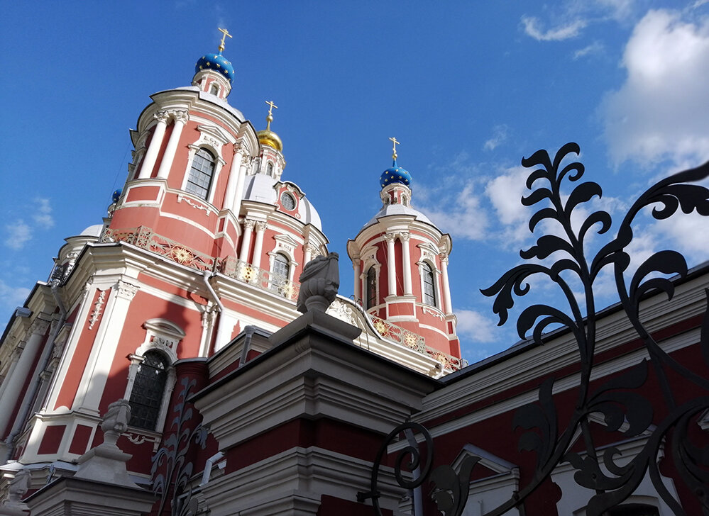 Вход в храм со стороны Климентовского переулка \ м. Третьяковская \\