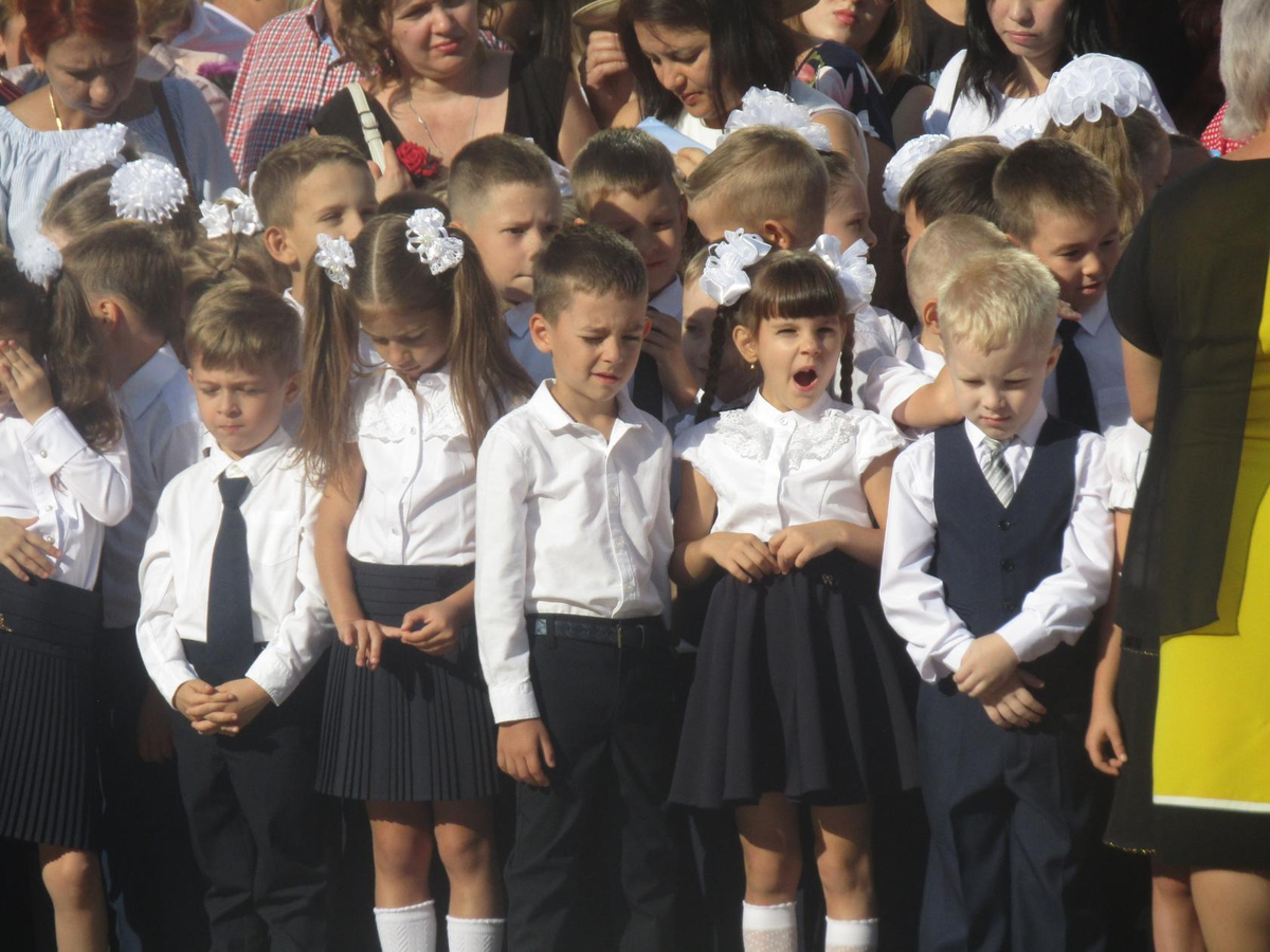 радостные первоклашки ждут губернатора
