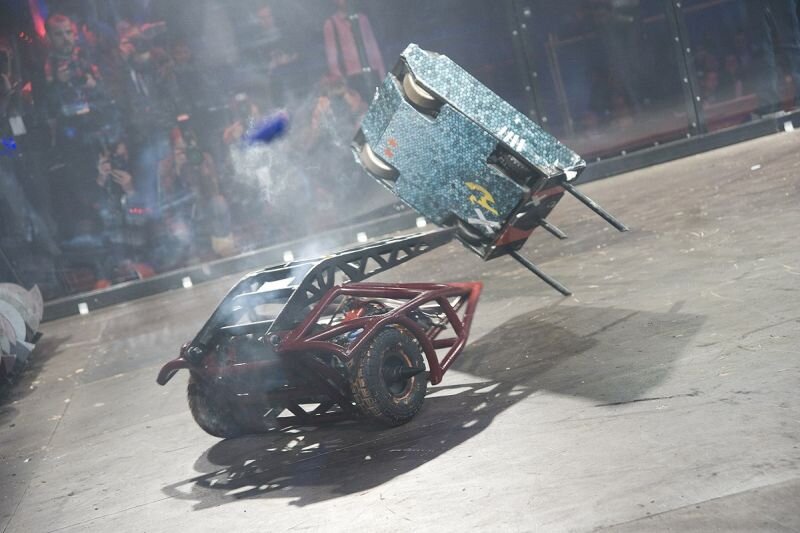 Фрагмент боя на арене "Битва роботов"  из г.Пермь. Работа механизма опрокидывания в действии.