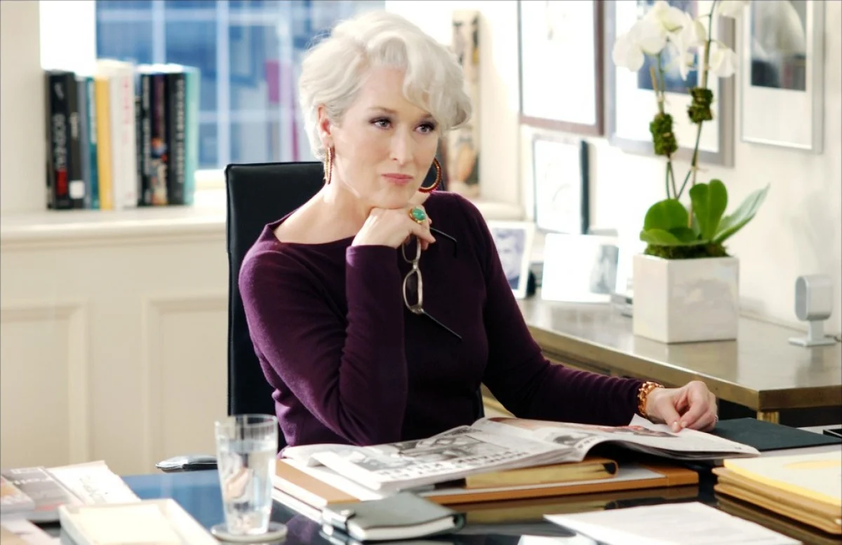 деловая женщина. мерил стрип миранда пристли. строгая жизнь. женщина сидит в офисе. женщина босс.