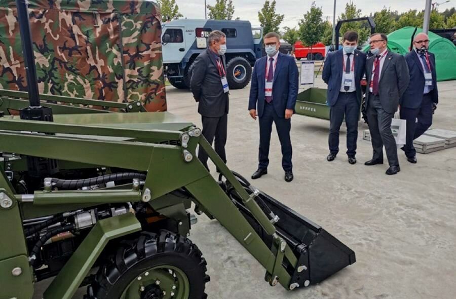 Директор Еманжелинского завода показывает губернатору Челябинской области мини-тракторы для армии