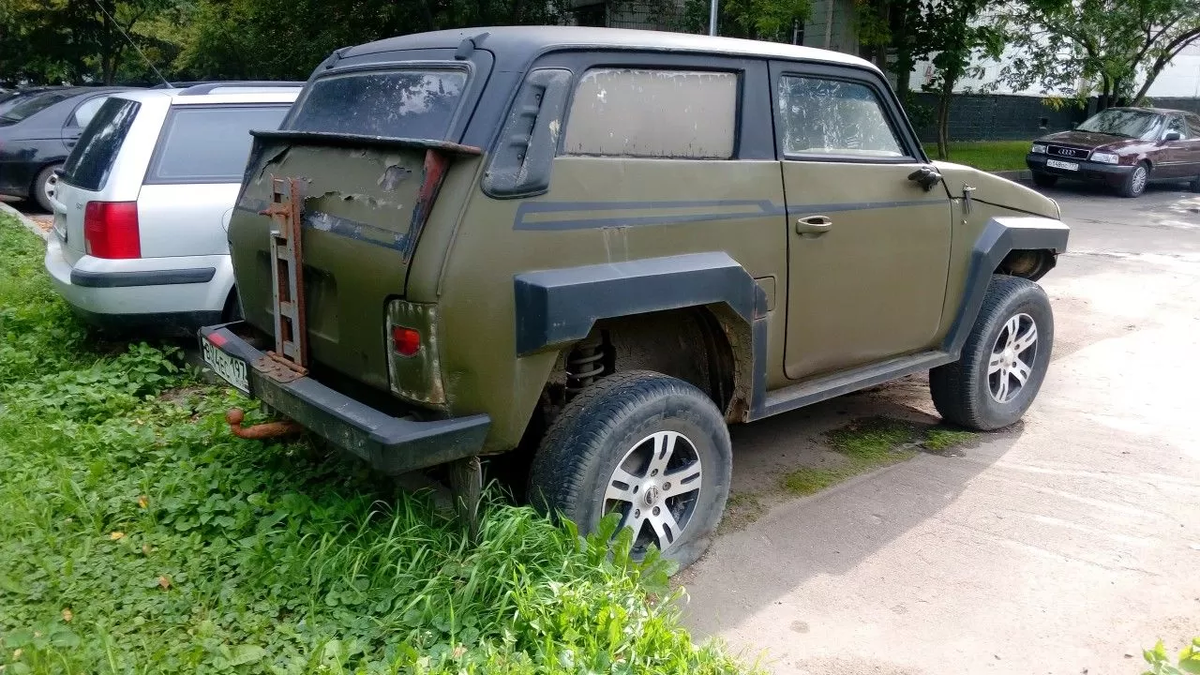 А сзади «Нива» узнается