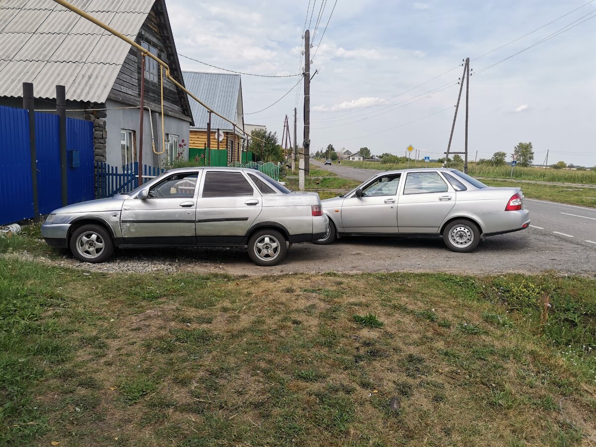 Хочу вам рассказать про два этих не плохих авто, в нашей семье они давно так что есть что рассказать, автомобиль ваз 2110 это машина жены, ей мы её купили когда она получила прова, так сказать учится, хорошая машина для новичка, и не жалко и едет хорошо, машина кстати 2002 года выпуска, да уже старенькая но не смотря на дыры в кузову едет она не плохо, двигатель мы обслужили, поменяв масло и ремни, и машина ездит почти не достовляя хлопот, камфорта канечно по меньше чем в приборе 2015 года но все же не жигули, привод передний что тоже не может не радовать, единственный недостаток, ржавеет днище, и двигатель по маленьку начал подьедать масло, по каробке все отлично, все переключается без хрустов, по салону тоже все не плохо, есть даже подогрев передних сидений, чего кстати нет у меня в приборе и имеются передние стекло подъёмники, вообще жене нравится десятка, как первый авто могу его рекомендовать, в обслуживании проста и запчасти есть везде. Теперь про приору, она у нас 2015 года, машине всего 5 лет, на новом авто ездить канечно приятнее чем на старой десятке, сейчас расскажу почему, сразу бросается в глаза более солидный внешний вид, внешне Приора нравится мне чуточку больше, а когда садишься в приору в глаза бросается новая торпеда, панель приборов,двигатель по моему едет лучше, может это ещё потому что на приоре стоит другая коробка от компании рено, где наконец задняя передача включается вправо и назад а не как на десятке, как первая,так же в приоре имеется монитор в котором реализован бортовой компьютер который показывает разные показания типо пробега и расхода на сотню, но из минусов могу отметить что почему то жолтеет краска, не знаю почуму и еже есть небольшие очаги коррозии, это не особо нравится, ведь машине всего 5 лет, из поломок только передняя левая наружняя граната развалилась, а так только обслуживание и никаких больше проблем. В общем мне машина нравится. 