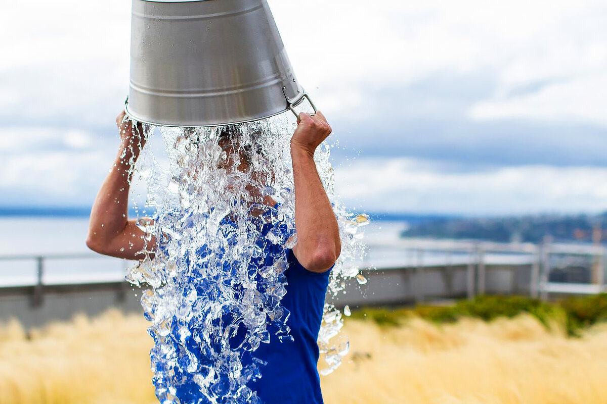 Reasons of water. Обливание холодной водой. Обливание закаливание. Обливание из ведра. Закаливание обливание холодной водой.