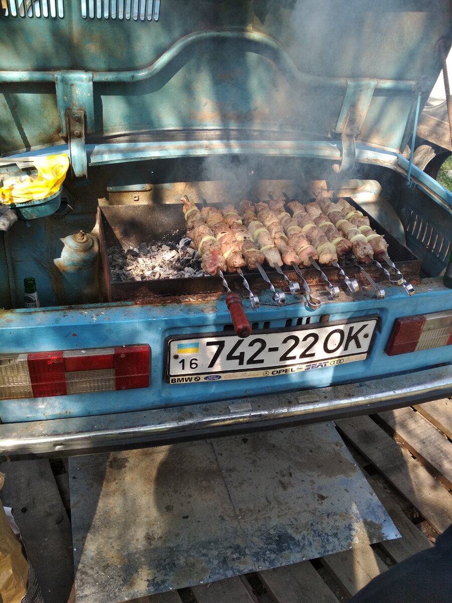 Шашлык в багажнике автомобиля