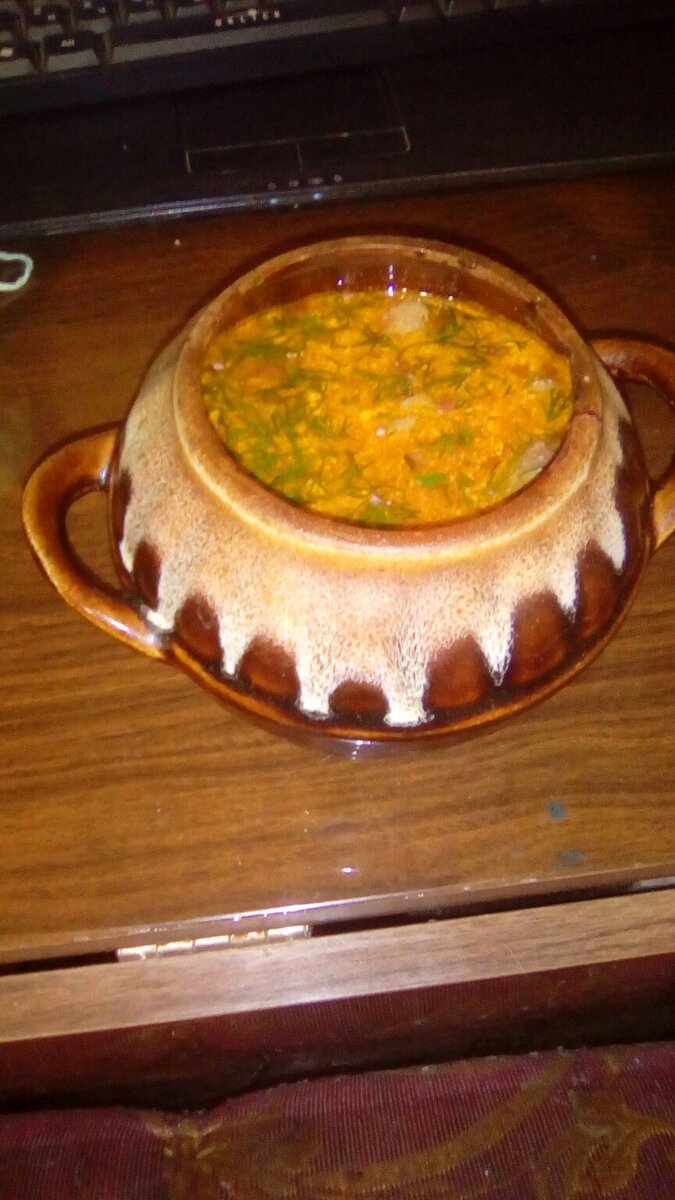 На фото борщ со сметаной и зеленью