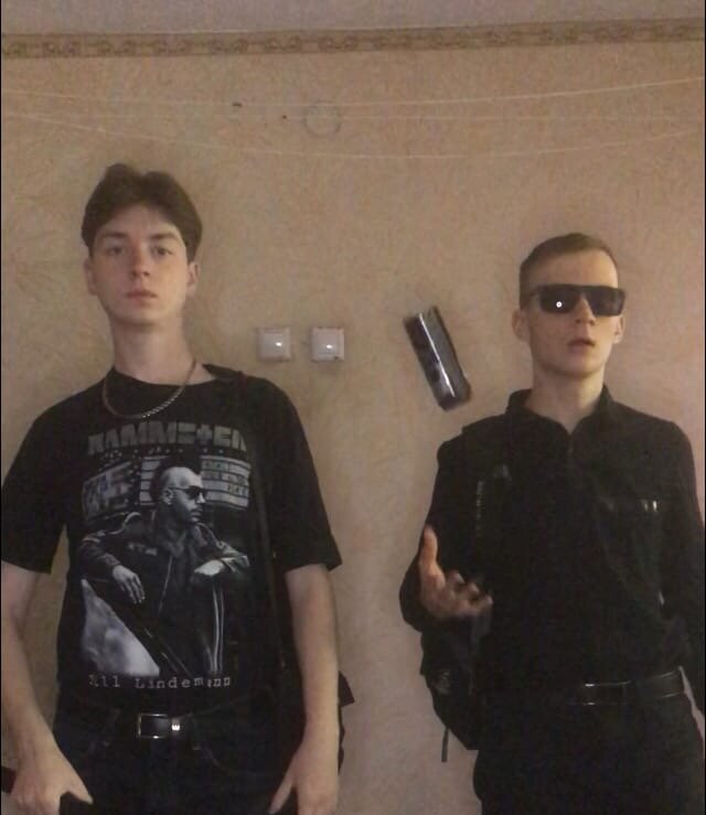 Для обложки. Я справа.