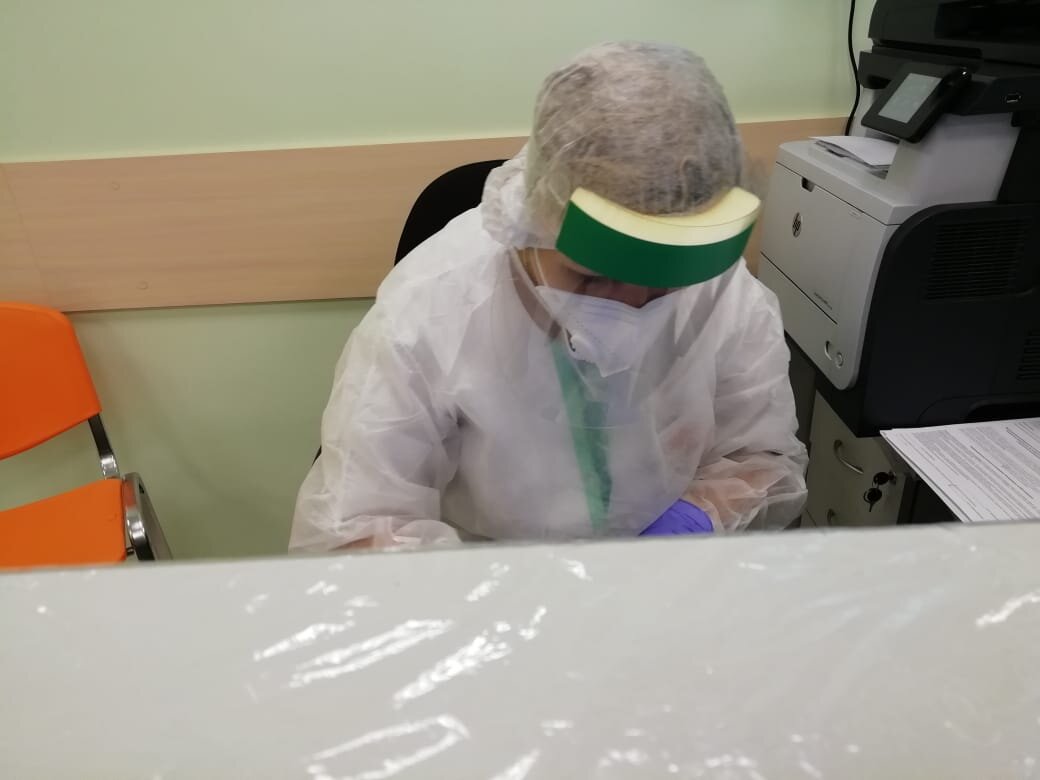 Пленкой не затягивают только стулья и кожаные диваны. Их видимо просто обрабатывают дезинфицирующим раствором.