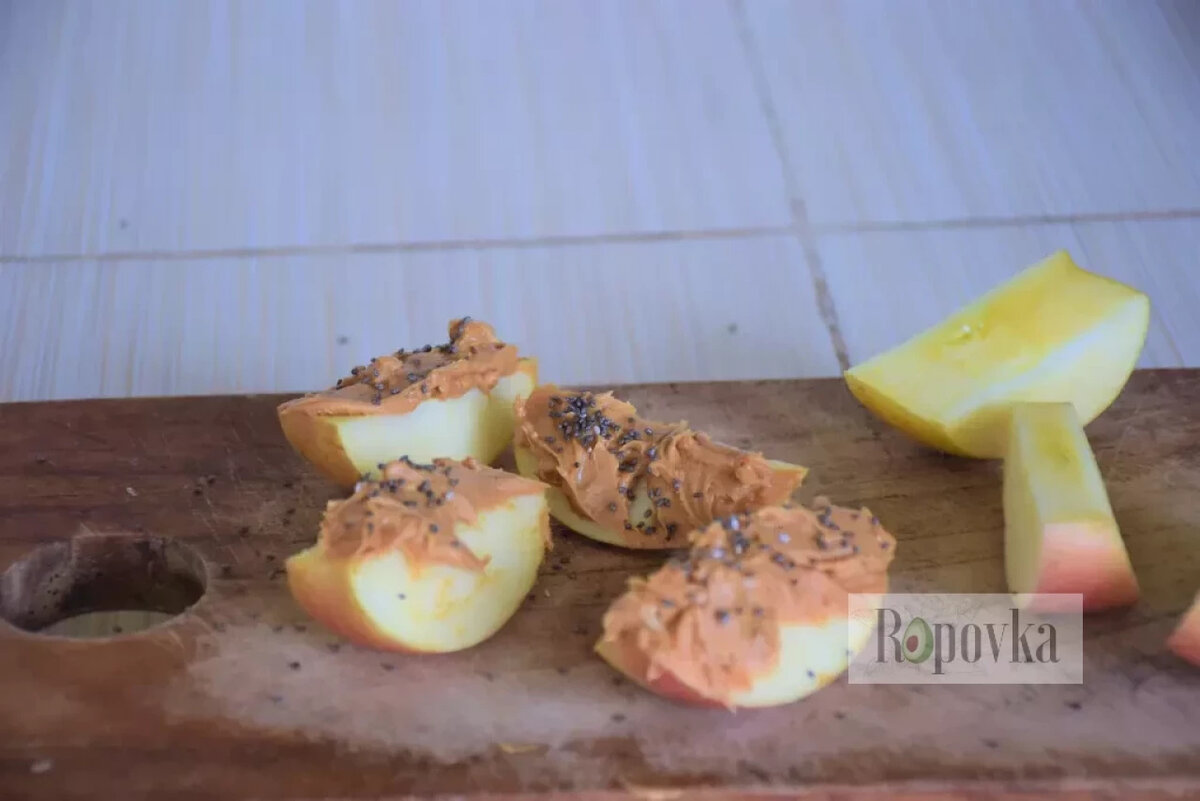 Дольки яблок с арахисовой пастой