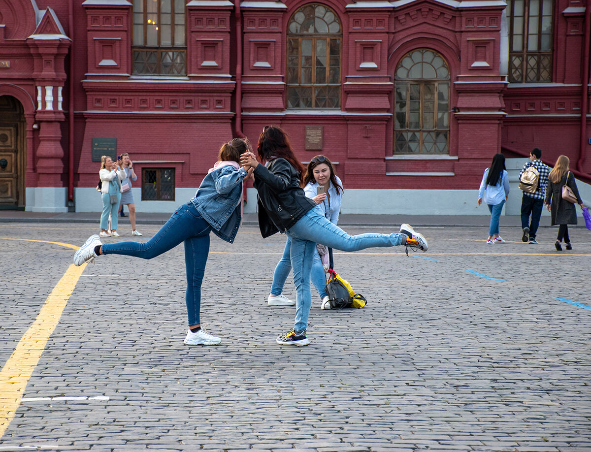 Фото на красной площади в москве девушек летом