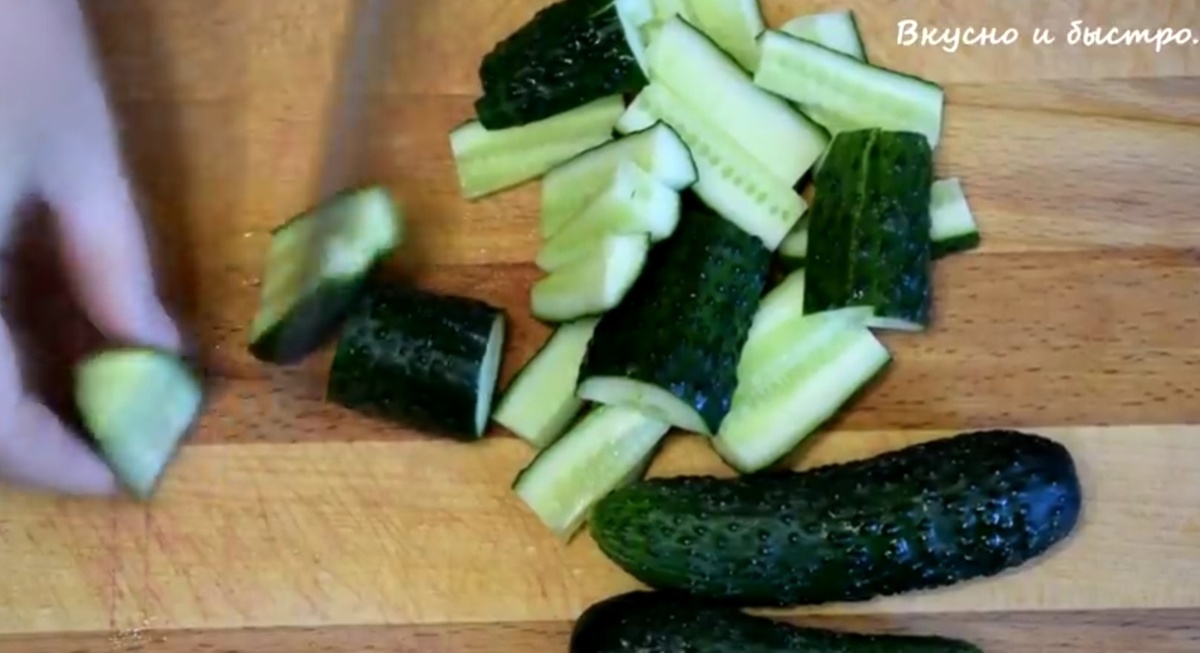 Нарежьте соломкой